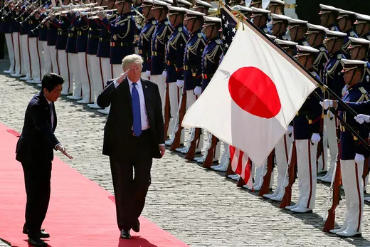 Trump is welcomed to Tokyo by Japanese Prime Minister Abe Shinzo.
